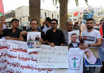 اعتصام رافض لاعتقال الاحتلال الصحفيين في نابلس.. 