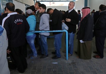 لاجئون فلسطينيون في مخيم جباليا شمال غزة ينتظرون استلام معونات إغاثية من قبل 