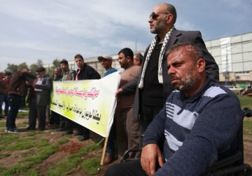 12 فبراير 2018 - موظفي السلطة في غزة ينظمون احتجاجاً على التقاعد المبكر بحقهم من قبل السلطة في رام الله