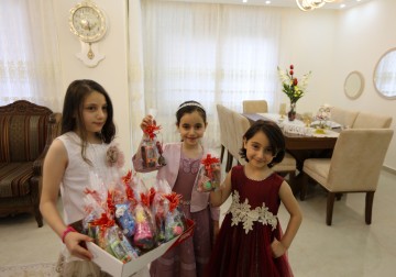 أطفال يبتهجون بعيد الفطر السعيد داخل منازلهم منعا لتفشي فيروس كورونا