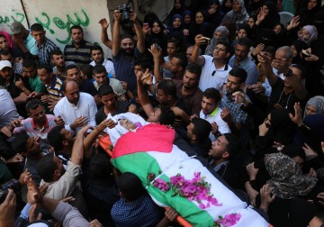 جماهير شعبنا تشيّع جثمان الشهيد أسامة أبو خاطر في خانيونس