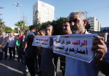غزة.. وقفة إحتجاجية لمطالبة السلطة برفع العقوبات عن القطاع
