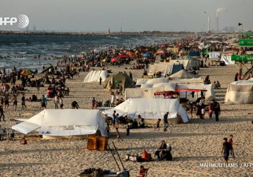 الفلسطينيون على شاطئ البحر في أول أيام الصيف