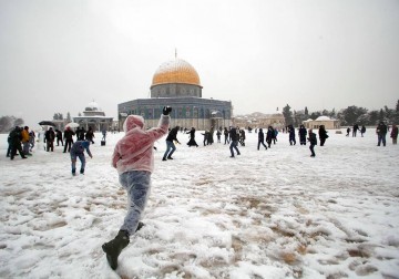 القدس تتزيّن بالأبيض.. الثلوج تغطيها