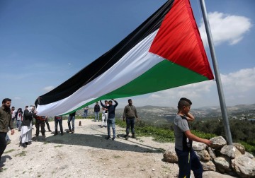 مواطنون يرفعون علم فلسطين في المنطقة الأثرية من سبسطية