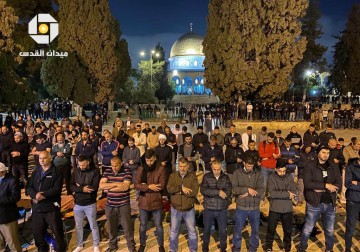 آلاف المصلين يؤدون صلاتي العشاء والتراويح في ساحات المسجد الأقصى 