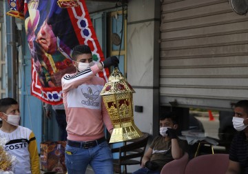بائعون يعرضون فوانيس رمضان في أحد أسواق نابلس