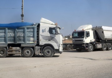 الاحتلال يشدّد الحصار على غزّة ويقلّل عدد الشاحنات الصادرة 