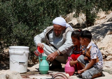 فلسطيني يعيش في أحد الكهوف قرب الخليل 