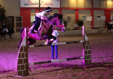 فارسات يشاركن في عرض دعم لمرضى سرطان الثدي في غزة