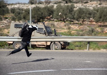 مواجهات عنيفة في قرية المغيّر قرب رام الله 