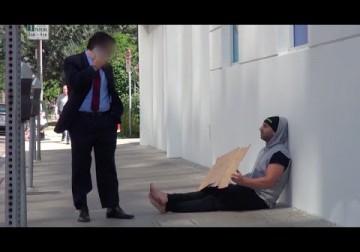 شاهد ردّ فعل الناس على مشرّد حاول إعطائهم المال.. !