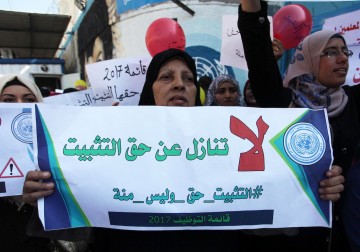 معلمو الأونروا يطالبون بحق التثبيت.. 