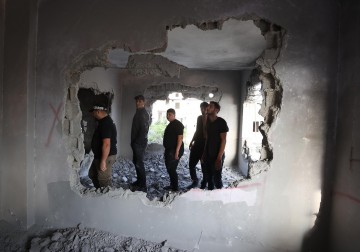 آثار الدمار في منزل الشهيد الخواجا بعد تفجيره من قبل الاحتلال في نعلين