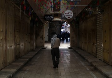 سلفيت ونابلس تتوشّحان بالإضراب حدادًا على أرواح الشهداء