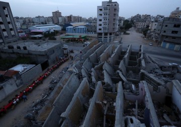 غزة.. إفطار على ركام المنازل المدمرة 