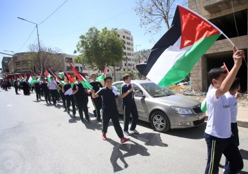 نابلس - أطفال يشاركون في سلسلة بشرية تضامناً مع الاسرى الفلسطينيين في سجون الإحتلال الإسرائيلي الذين يخوضون اضراباً عن الطعام لليوم الرابع على التوالي.