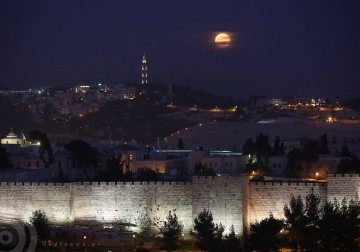 القمر كما ظهر في سماء العاصمة الفلسطينية مساء أمس