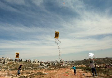 فلسطينيون يطلقون بالونات بألوان علم فلسطين وطائرات ورقية في الجهة المقابلة لسجن عوفر حيث يتواجد فيه الاسرى المضربون عن الطعام