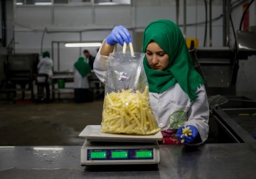 نسوة يعملن في مصنع للمواد الغذائية "شبس" في بيت حانون 