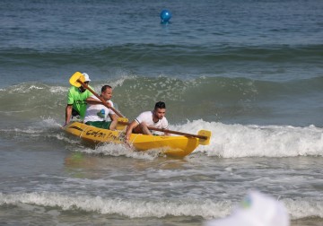 فلسطينيون يشاركون في بطولة التجديف الشاطئية في بحر غزة