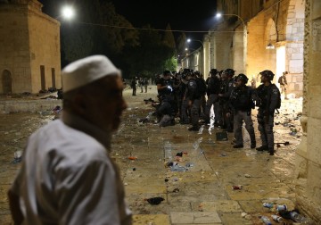 القدس تنتفض.. قمع وحشي لقوات الاحتلال في الأقصى.. 