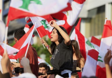 تواصل الاحتجاجات في لبنان لليوم الثالث على التوالي 