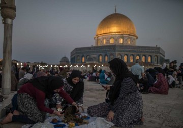 رغم إجراءات الاحتلال.. إفطار للمواطنين في باحات الأقصى 