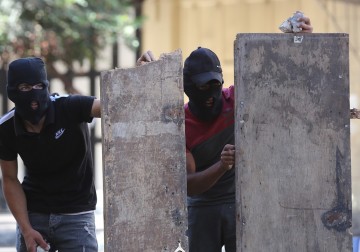 مواجهات بين الشبان وجنود الاحتلال في باب الزاوية وسط الخليل