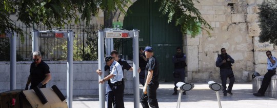 جنود الاحتلال ينصبون البوابات الالكترونية في باحات الأقصى - الأحد 16 يوليو 2013
