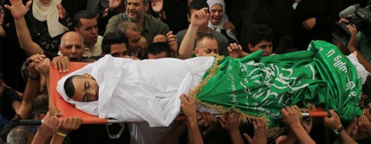 خلال تشييع جثمان الشهيد أنس طه