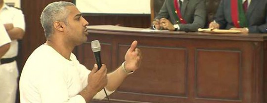 أرشيف: الصحفي محمّد فهمي في قاعة المحكمة المصرية