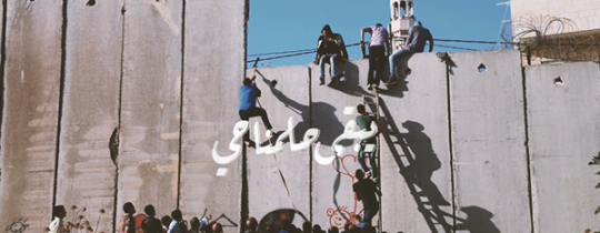 شبان فلسطينيون يتسلقون الجدار لدخول القدس المحتلة