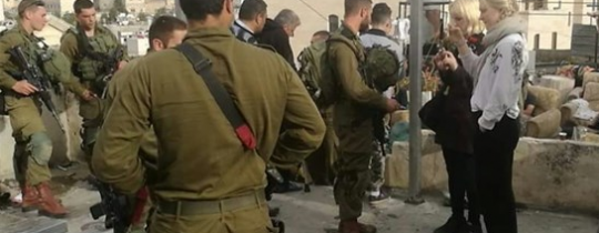 الاحتلال يمنع مواطناً من ترميم منزله بالخليل