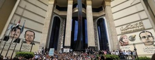 صحفيون مصريون أثناء احتجاجات أمام مقر نقابة الصحفيين بوسط القاهرة يوم الأربعاء - رويترز