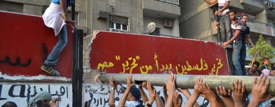 هدم-سور-السفارة-الصهيونية 2011