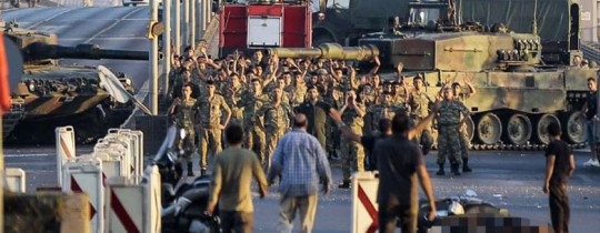 لحظة استسلام عناصر من الجيش التركي