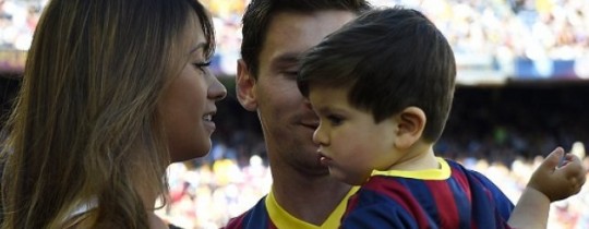 ميسي وزوجته وطفله