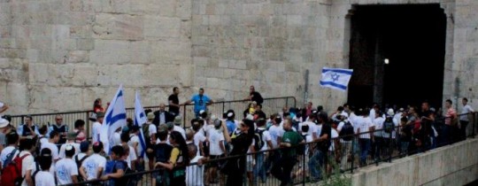 مجموعات من المستوطنين يقتحمون باحات المسجد الأقصى