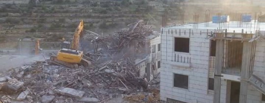 جرافات الاحتلال تهدم منزلين قيد الإنشاء بالخليل 