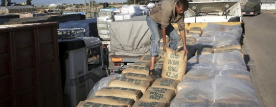 شاحنات الاسمنت على معبر كرم ابو سالم