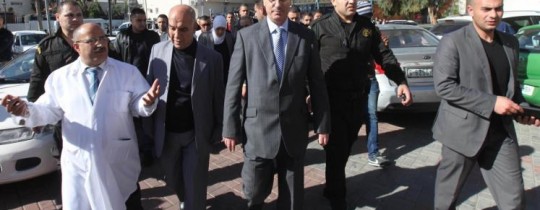 ارشيفية- رئيس الوزراء رامي الحمد الله خلال زيارته السابقة للقطاع