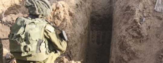 صورة أرشيف: جندي صهيوني يراقب نفقا للمقاومة 