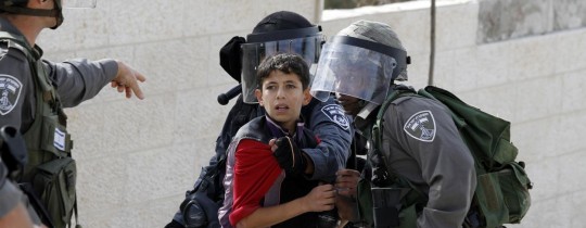 جنود الاحتلال يعتقلون طفلاً فلسطينياً