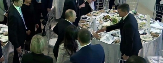 فلين يصافح بوتين (كانون الثاني/ديسمبر 2015)