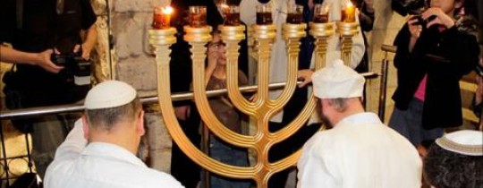 أرشيفية: إنارة شمعدان الهيكل المزعوم