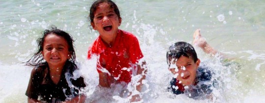 أطفال يمرحون على شاطئ غزة