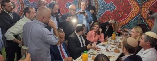 إفطار رمضاني نظّمته شخصيّات فلسطينيّة في الخليل المُحتلّة للمستوطنين