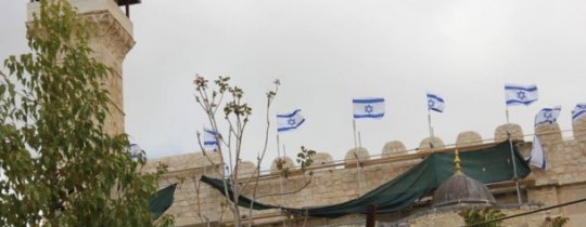 مستوطنون رفعوا الأعلام الإسرائيلية على جدران الحرم