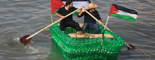 المركب البلاستيكي خلال تجربة إبحاره